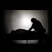 V roli masérky Irena Neradová